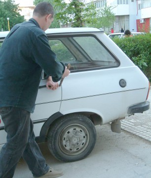 Minor “specializat” în spargeri de maşini, prins de poliţiştii Secţiei 5